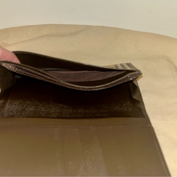 Burberry Vintage Nova Check Wallet in Tan and Black - Picture 8 of 9